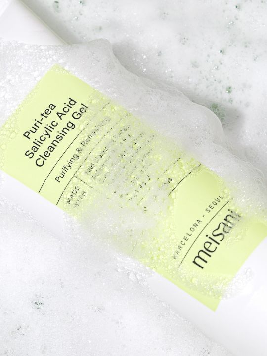 Puri-Tea Salicylic Acid Cleansing Gel lathering into foam – gentle BHA cleanser