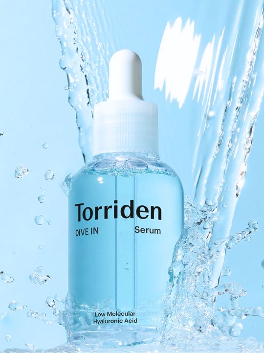 Torriden Dive In Low Molecular Hyaluronic Acid Serum bottle with water droplets on a blue background